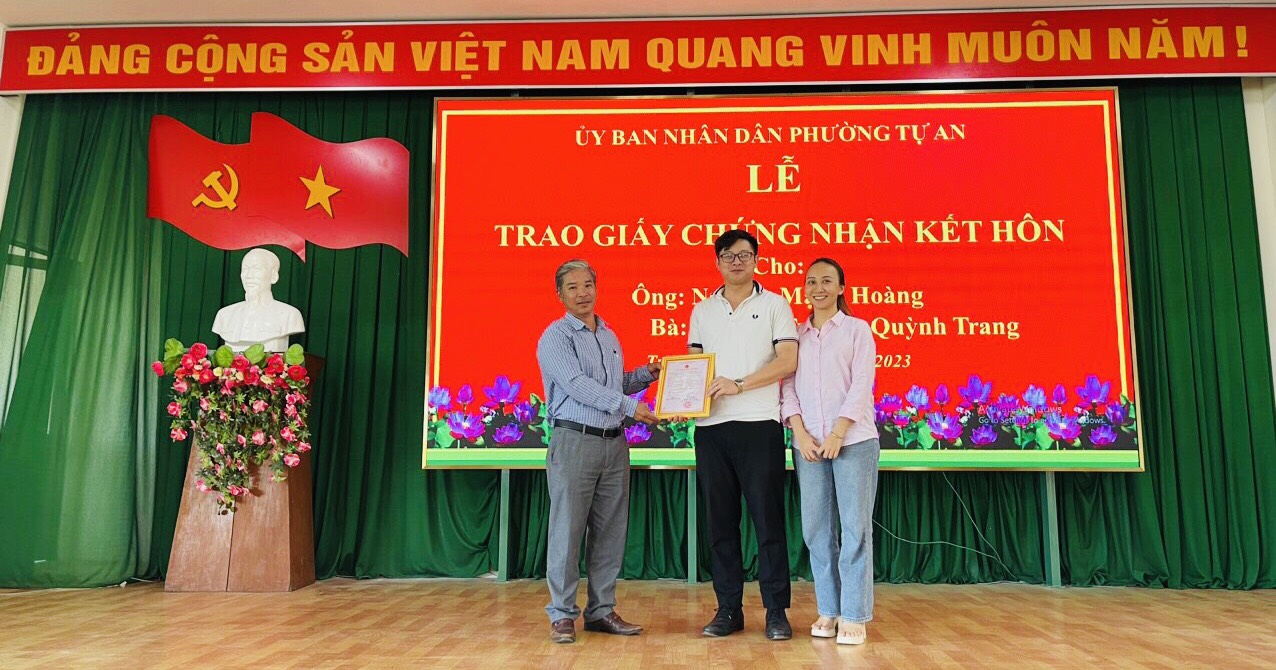 Lễ trao giấy chứng nhận kết hôn